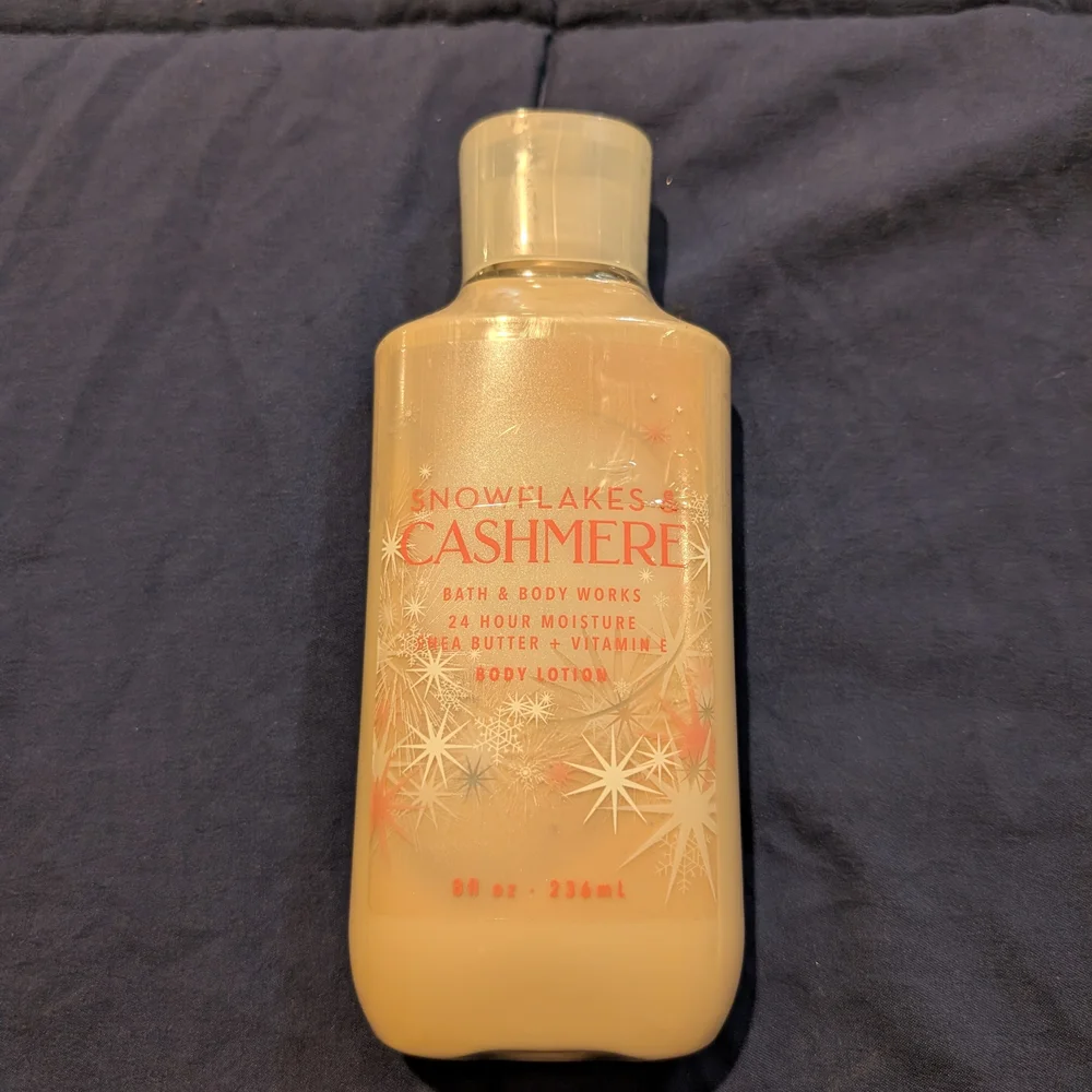 NEW Bath & Body Works Snowflakes And Cashmere Body Lotion‎ 8 Fl Oz Discontinued